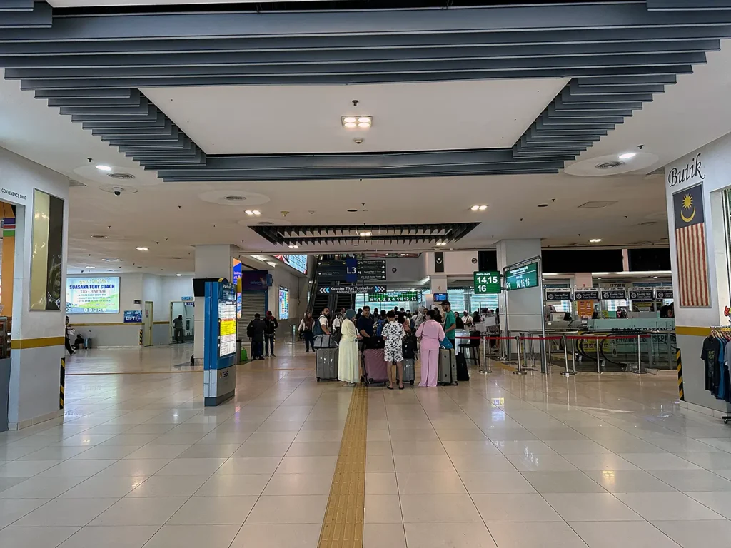 TBS（Terminal Bersepadu Selatan）の様子　かなり広い Spacy Ticketing area