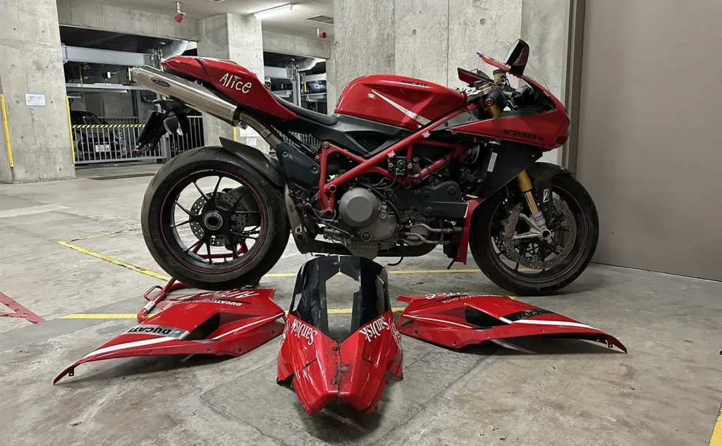 Ducati 1098S サイドカウル取り外し