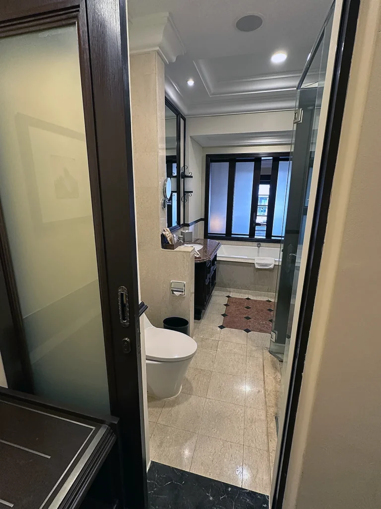 クローゼットからバスルームを覗く View from Bathroom Casa Del Rio Melaka