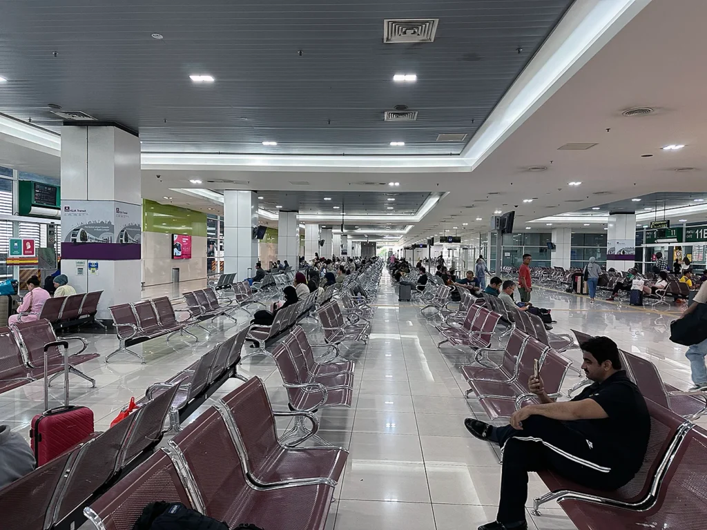 TBS（Terminal Bersepadu Selatan）の待合ロビー　かなり広いですよ Boarding Lounge
