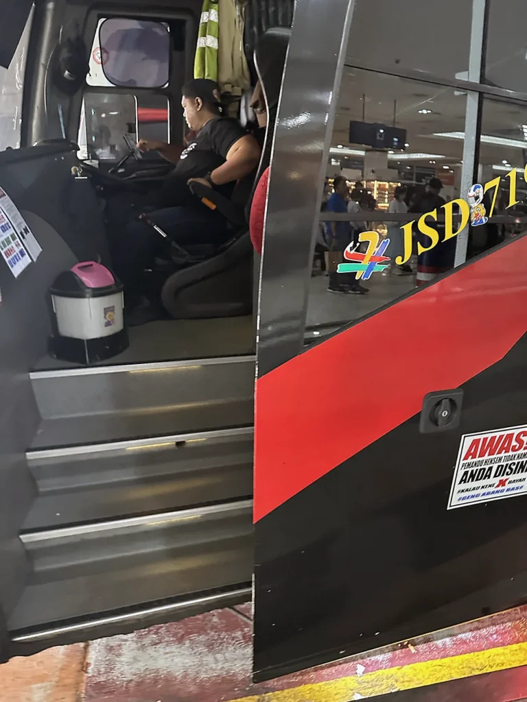 バスの運転席　長距離にも対応した感じですね
Cockpit of the Bus