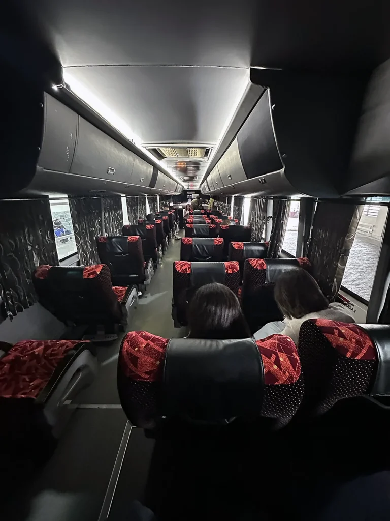 バスの車内、このバスは落ち着いている感じです。もっと派手なパターンも！
Interior of the bus