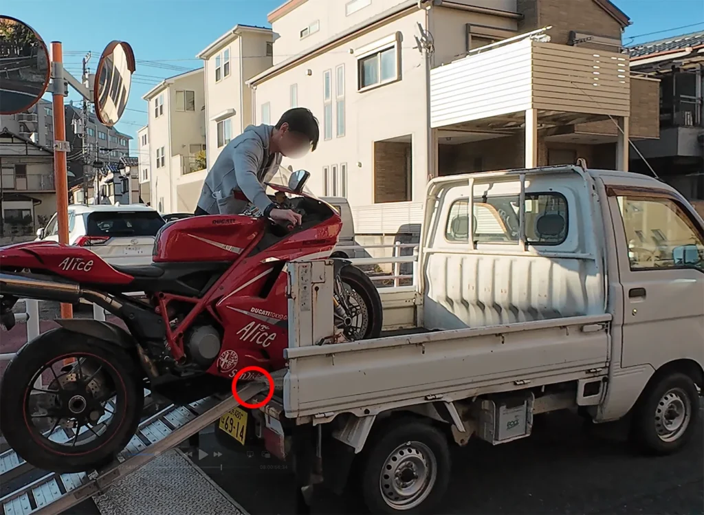 Ducati 1098Sを軽トラに積み込む時にアンダーカウルを擦ってしまいました