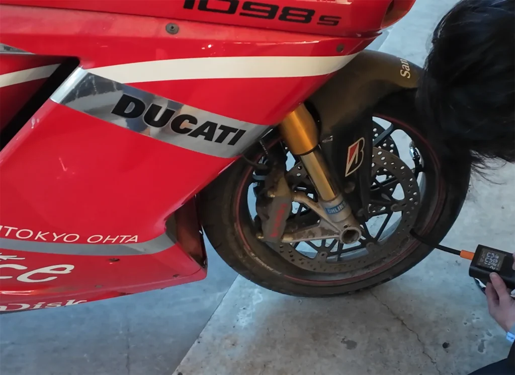 Ducati 1098Sに取り回しを良くするために空気を入れます。
