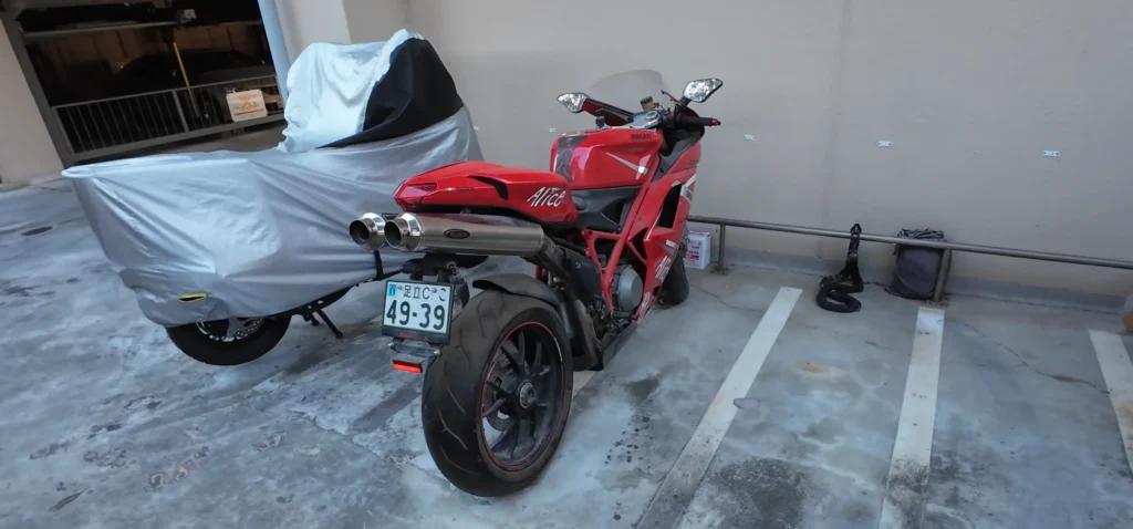 10年以上動かされていないDucati 1098S。遠目で見ると綺麗ですが、埃や汚れ、虫のすみかでした。