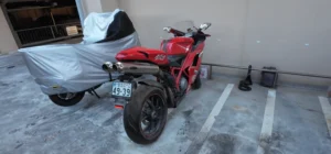 10年以上動かされていないDucati 1098S。遠目で見ると綺麗ですが、埃や汚れ、虫のすみかでした。