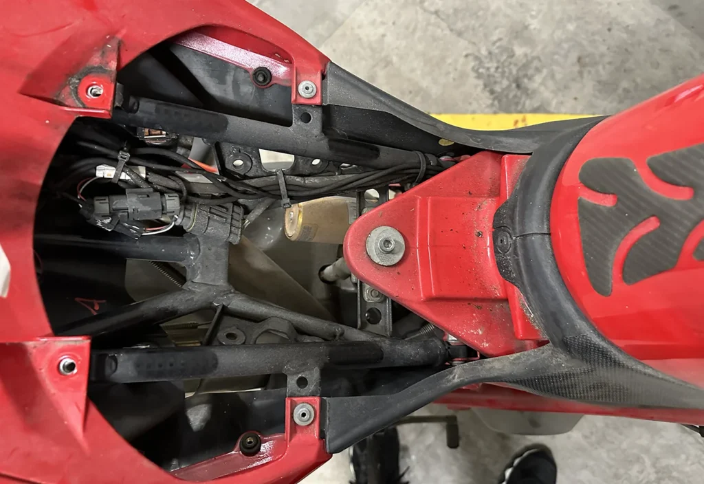 Ducati 1098S シートを外して中の汚れを確認