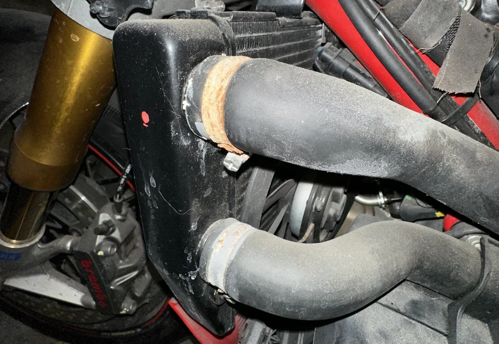 Ducati 1098S ラジエーターホースバンド 錆