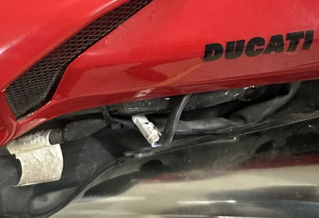 Ducati 1098S サイドカウル下のコネクター