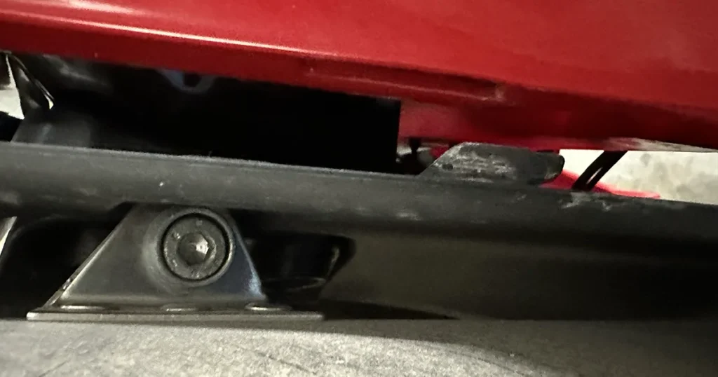 Ducati 1098S サイドカウルを外す際の注意事項　ツメ