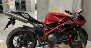 10年不動の Ducati 1098S のカウルを外す