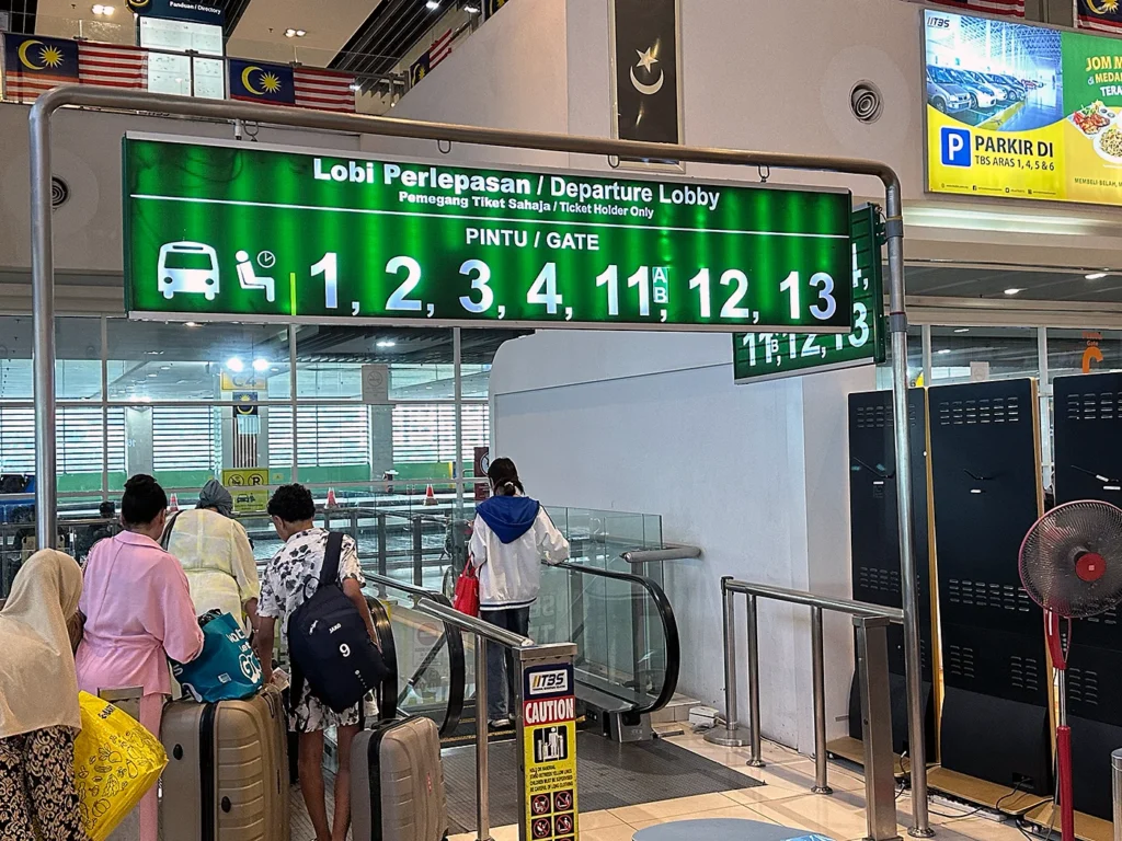 Go down to the Boaring Lounge at TBS（Terminal Bersepadu Selatan）ゲートにはエスカレーターで降りていきます