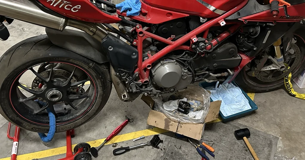 Ducati 1098S オイル排出のため放置
