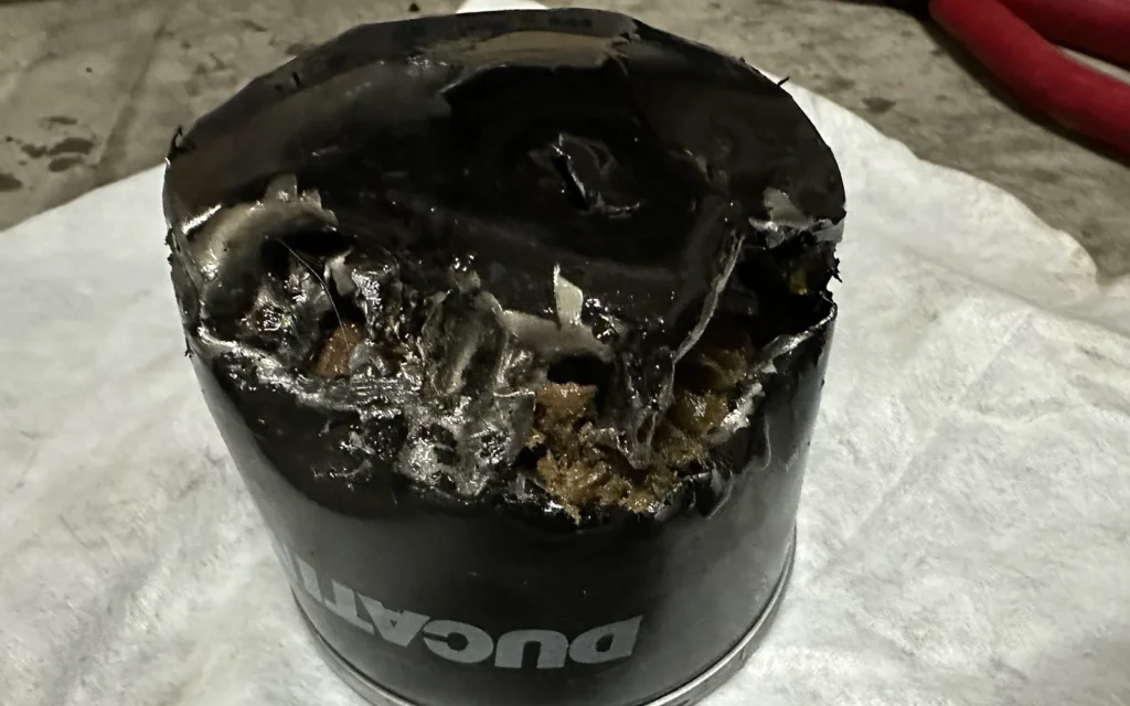 Ducati 1098S オイルフィルター 固着 フィルターケースにドライバーやレンチを突っ込んで除去