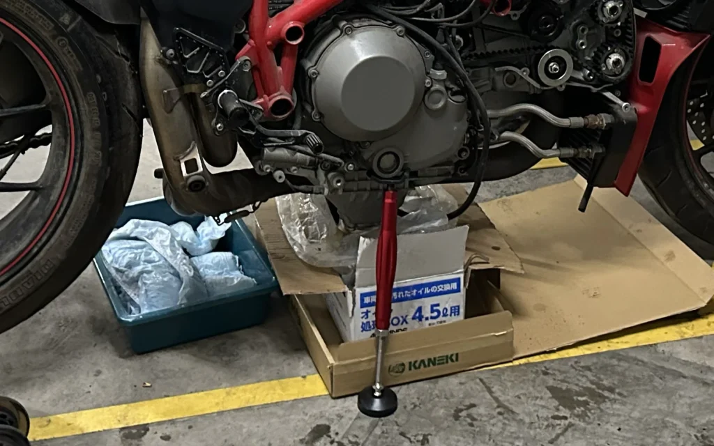 Ducati 1098S エンジンオイル排出 10年放置後の状態