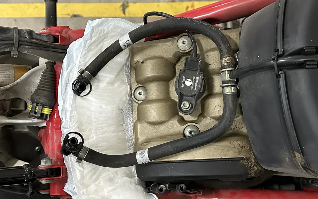 Ducati 1098S レストア 燃料ホース取り外し時の養生 紙おむつ活用 