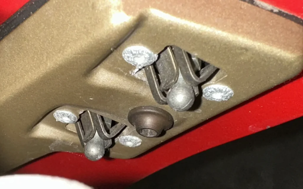 Ducati 1098S リアビューミラーの取り付け部。力加減が難しい。