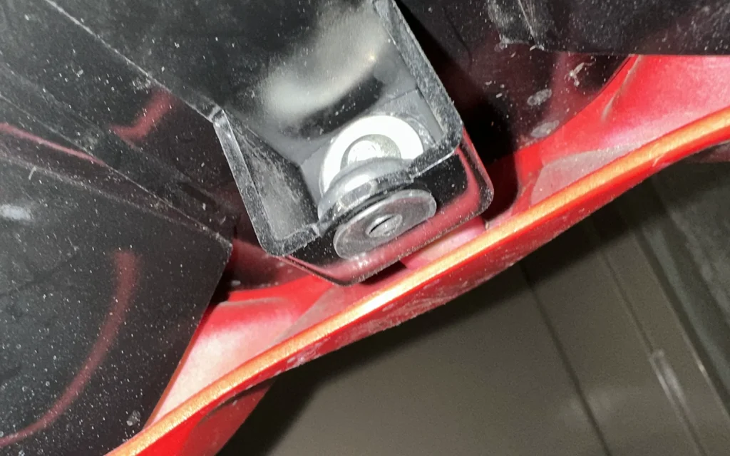 Ducati 1098S フロントカウルの下側の止め方。2つのスクリューが直行しています。