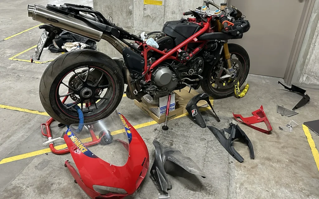 Ducati 1098S フロントカウルなどを外して並べてみた