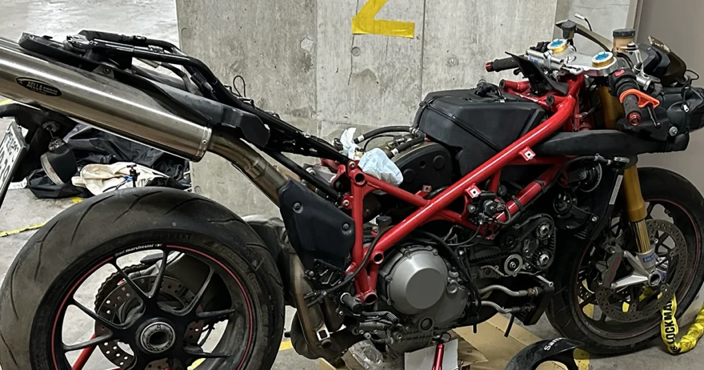 Ducati 1098S レストア エンジン始動準備でスパークプラグやエアクリーナー交換