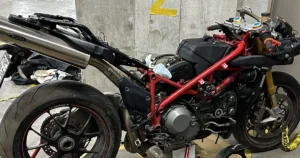 Ducati 1098S レストア エンジン始動準備でスパークプラグやエアクリーナー交換
