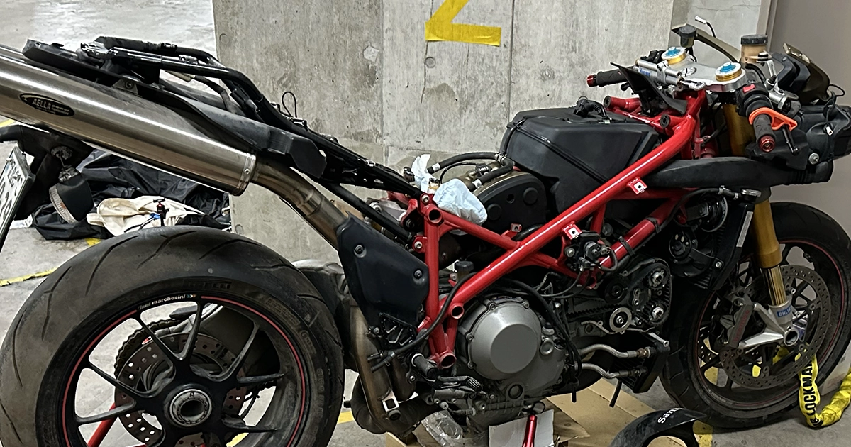 Ducati 1098S レストア エンジン始動準備でスパークプラグやエアクリーナー交換