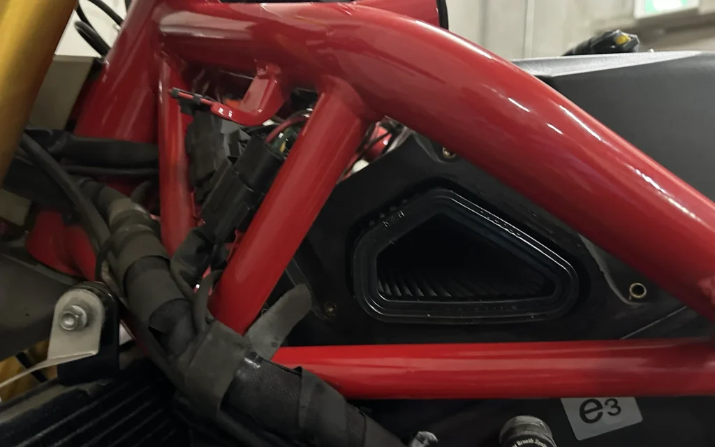 Ducati 1098S エアクリーナの場所。エア・マニフォールドを外しましょう。交換だけなら片側だけ外すのもあり。