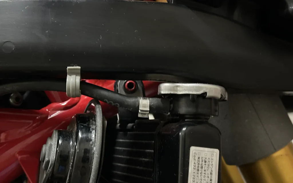 Ducati 1098S エア・マニフォールドがラジエーターをスイングさせるのを阻んでいる