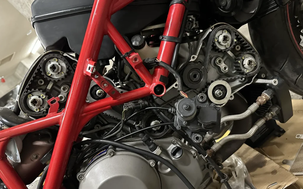 Ducati 1098S タイミングベルトカバーを外した