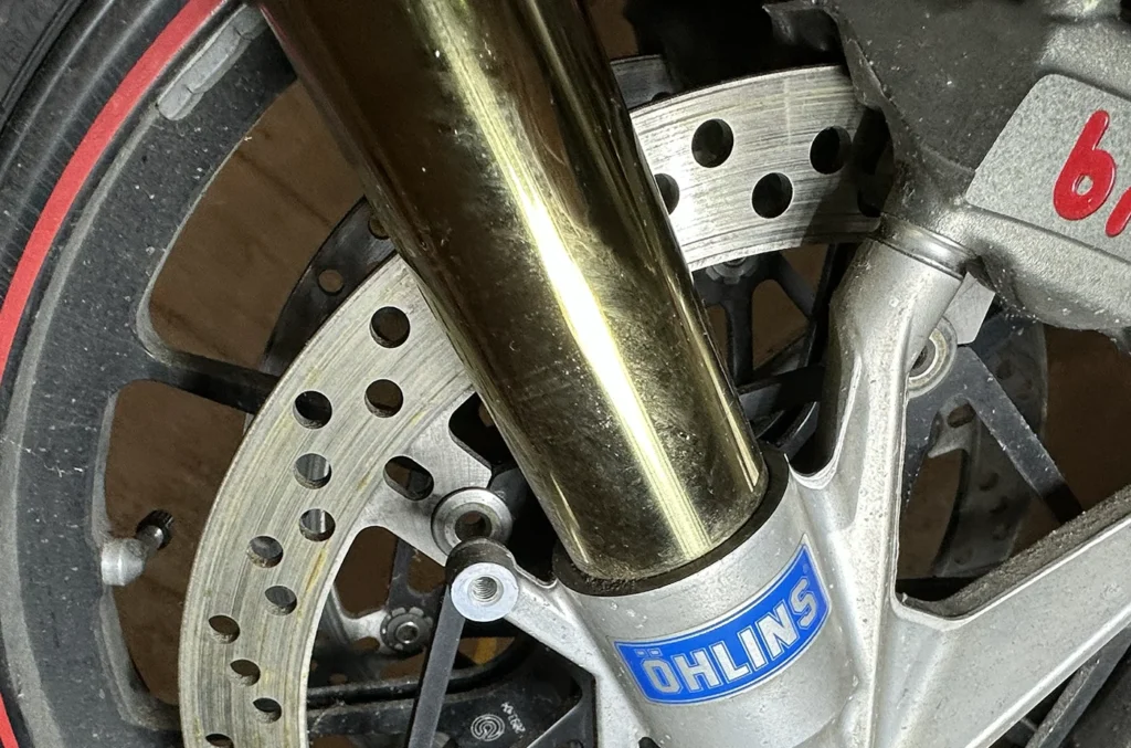 Ducati Super Sport 1098S の左側フロントフォークの拡大。天錆や傷はなさそう