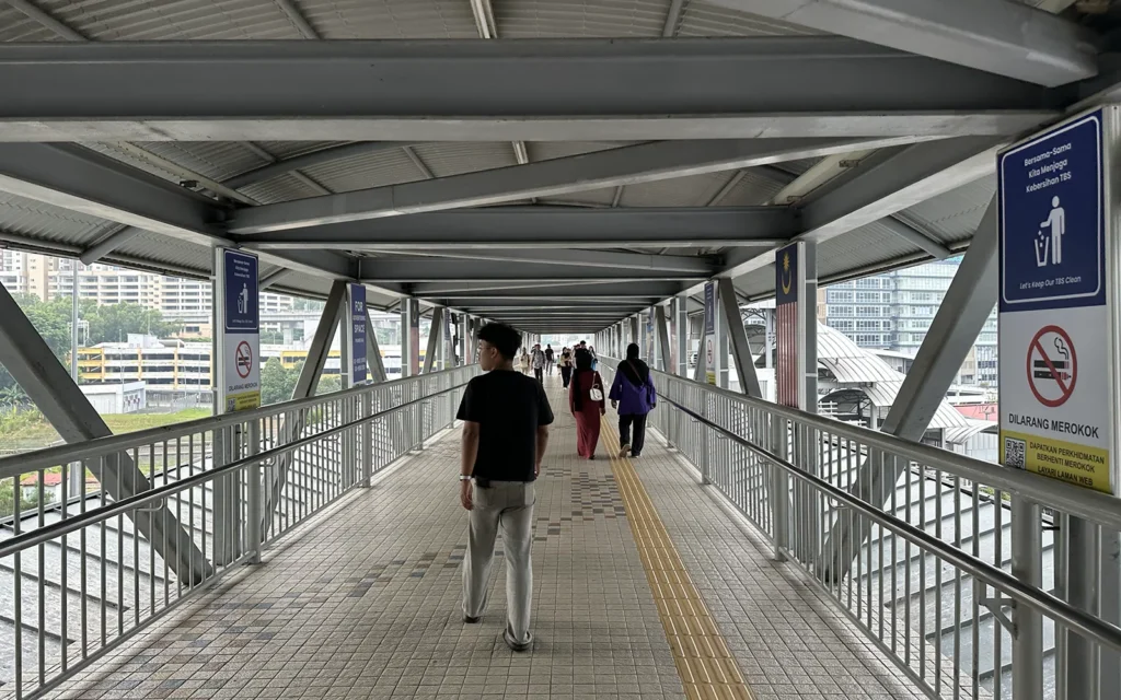 Grabの降り場からTBS(Terminal Bersepadu Selatan)に向かうには陸橋を渡ります。