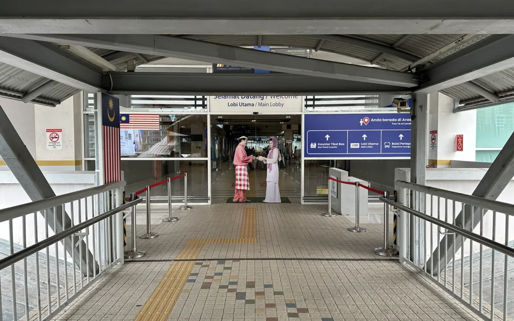 TBS(Terminal Bersepadu Selatan)のエントランス自動ドアの絵が面白い