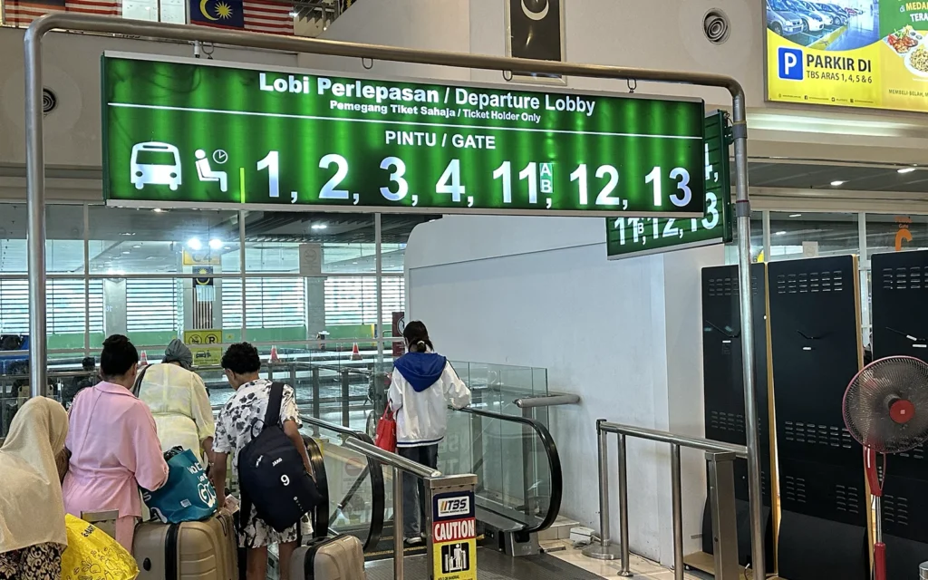 TBS(Terminal Bersepadu Selatan)ゲートにはエスカレーターで降りていきます