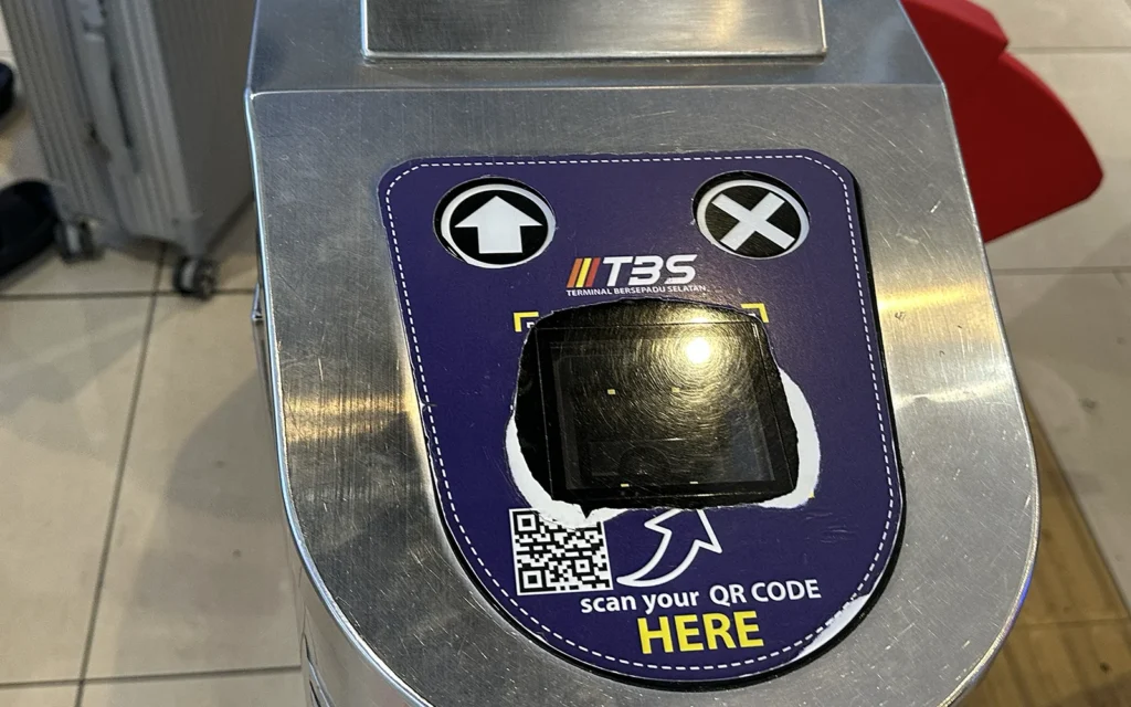 TBS(Terminal Bersepadu Selatan)でQRコードをスキャン