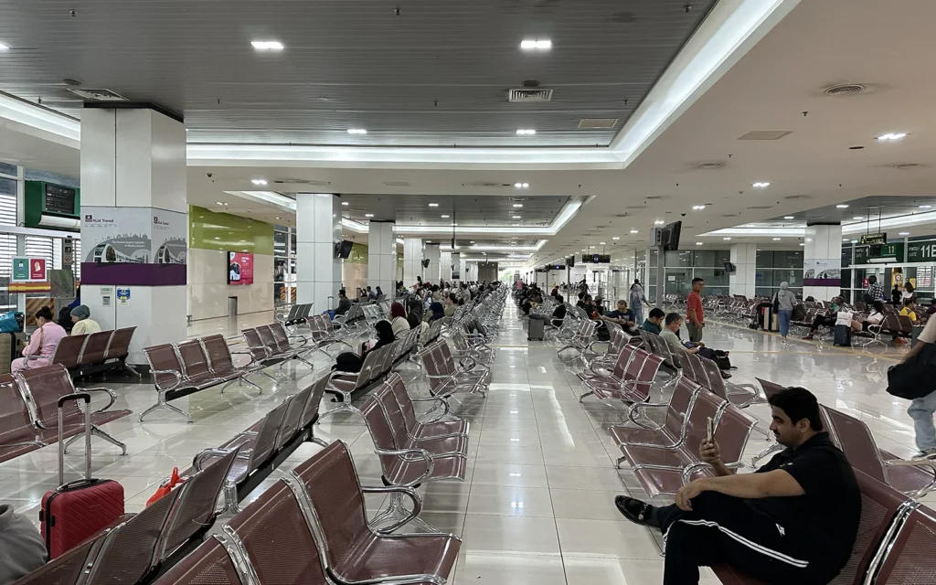 TBS(Terminal Bersepadu Selatan)の待合ロビー かなり広い