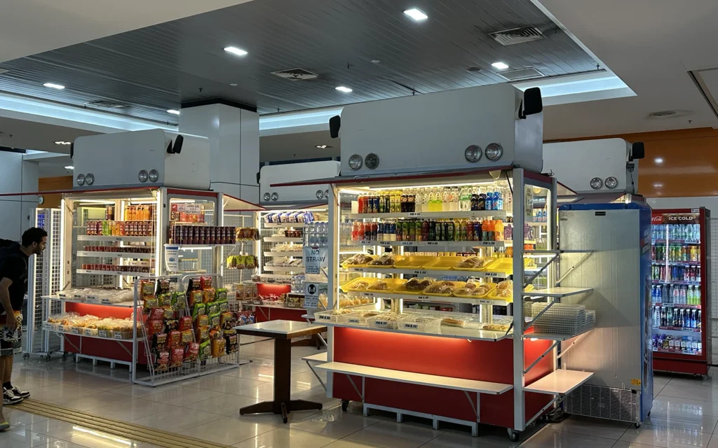TBS(Terminal Bersepadu Selatan)の待合ロビーにある売店の様子