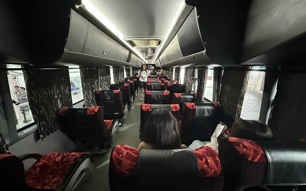 1−2列の広々とした車内