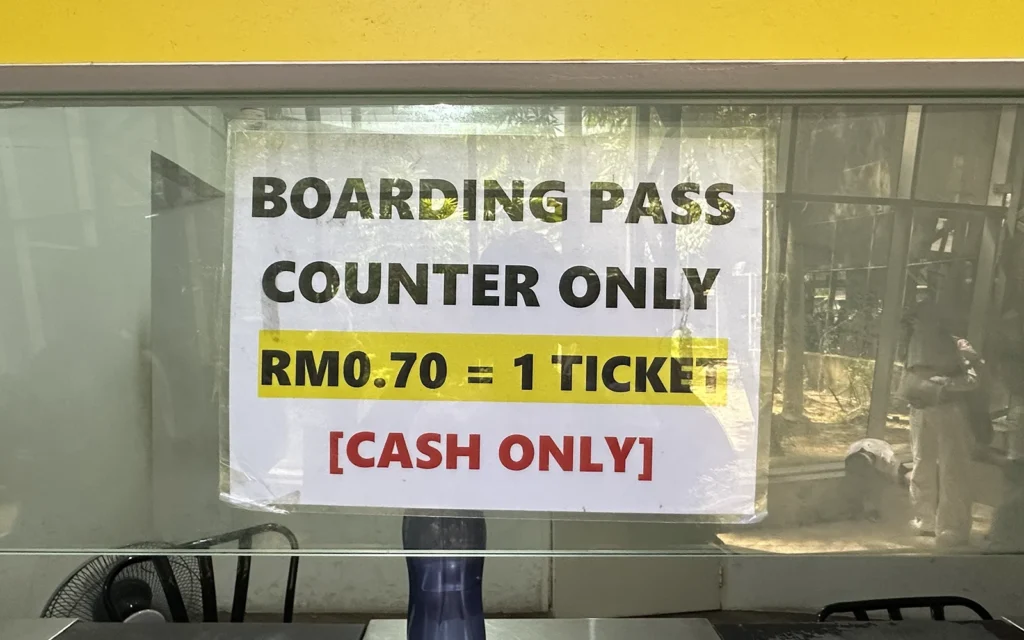 Melaka Sentralのチケットカウンターでの表示。チケット交換に現金が必要です。