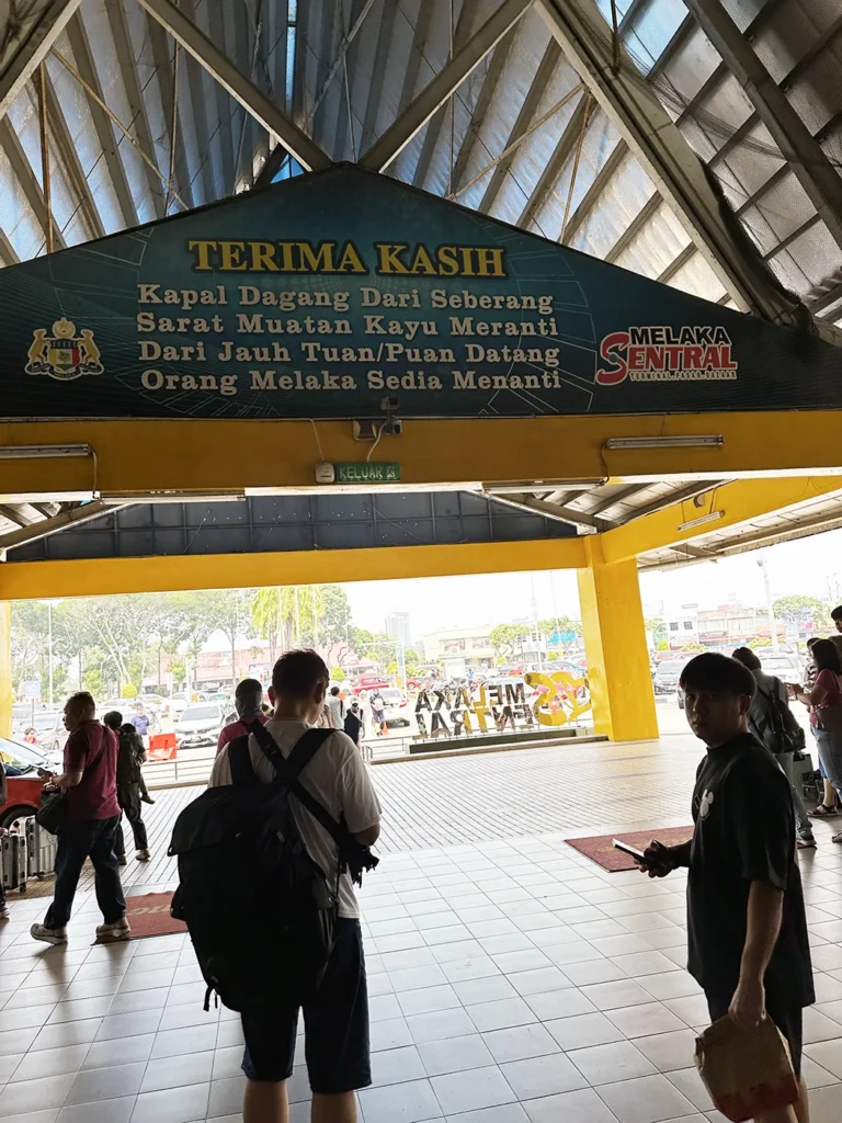 Melaka Sentralのバスターミナルの中。この先が駐車場になっていて、タクシー乗り場・Grab乗り場になっています。