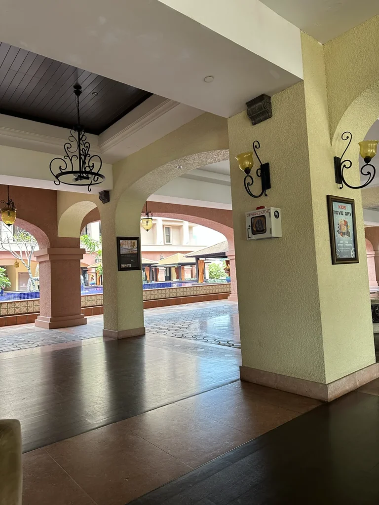 Casa Del Rio Melakaのレセプション　南国らしい感じで外にあります。