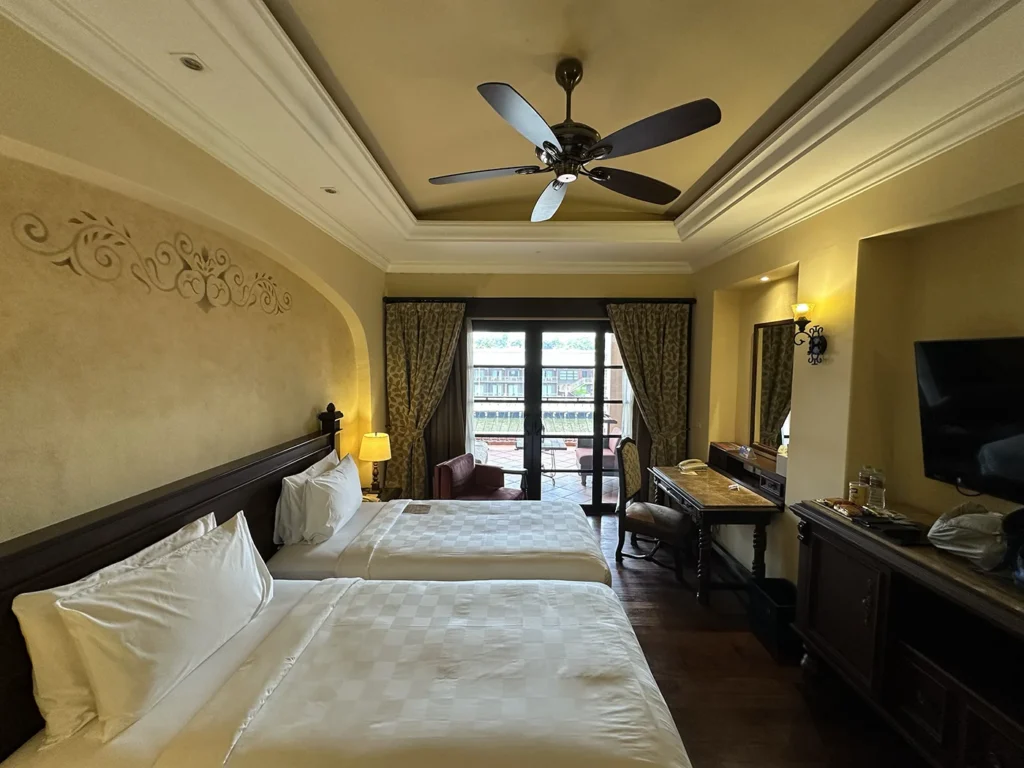 Casa Del Rio MelakaのDeluxe River Hollywood Twinのベッドルーム　十分な広さがあります。