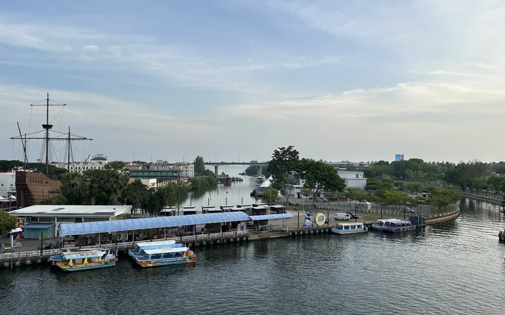 Casa Del Rio Melakaの屋上プール　から海を望む。