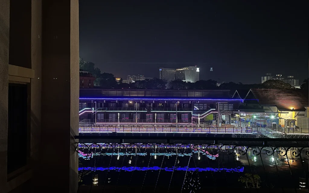 深夜のマラッカ側をCasa del Rioから