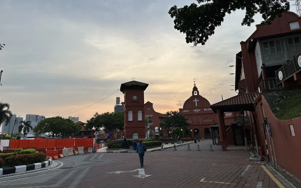 マラッカのオランダ広場　Tan Beng Swee Clock TowerやChrist Churchが見えます。