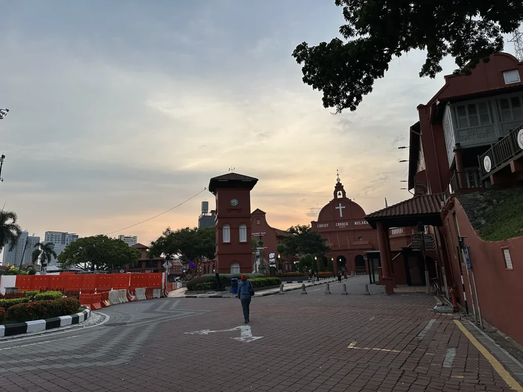 マラッカのオランダ広場　Tan Beng Swee Clock TowerやChrist Churchが見えます。Melaka Dutch Square