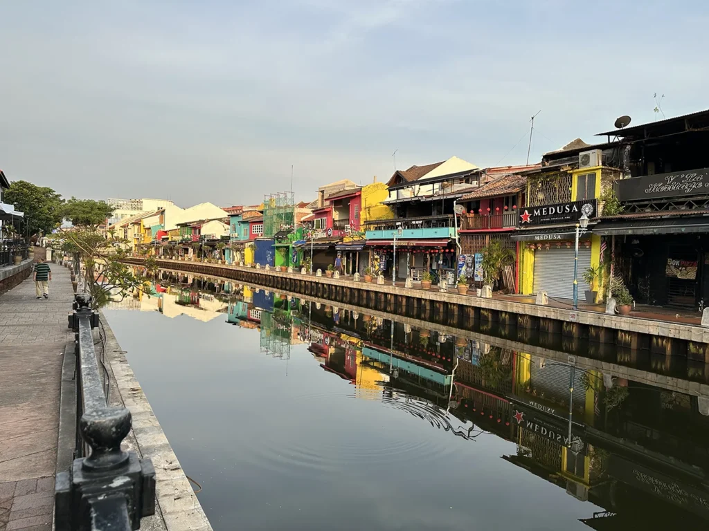 Shops and restaurants along with Melaka River Malaysia マラッカ川に沿って並ぶお店やレストラン