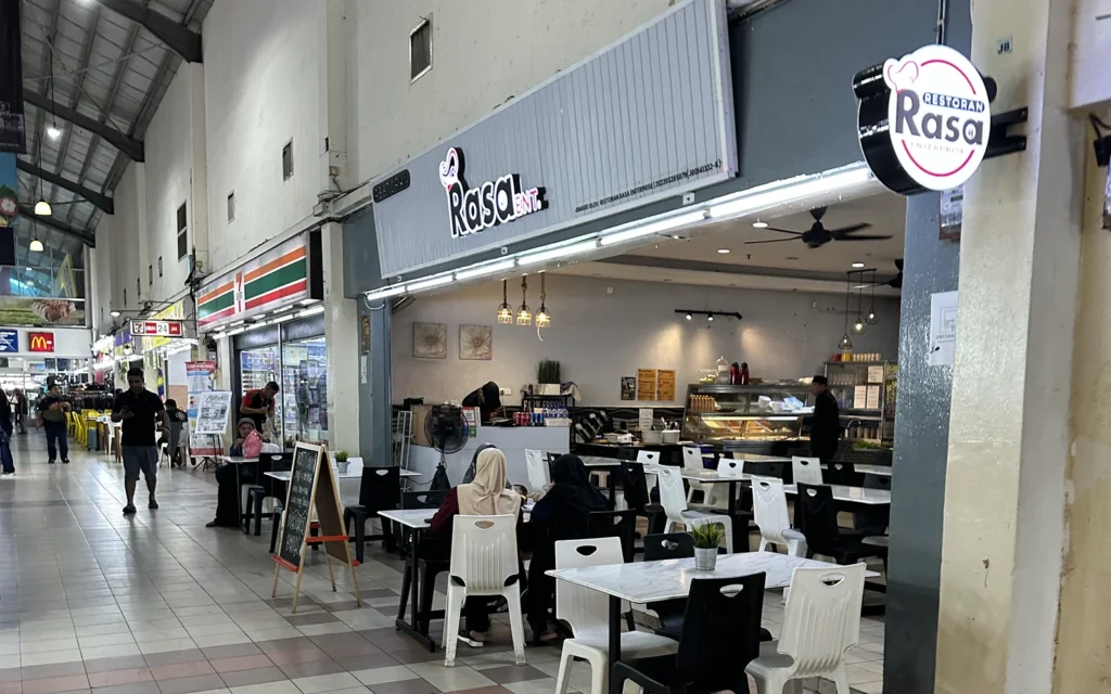 Melaka Sentralにはコンビニやレストランもあるので十分時間が潰せます