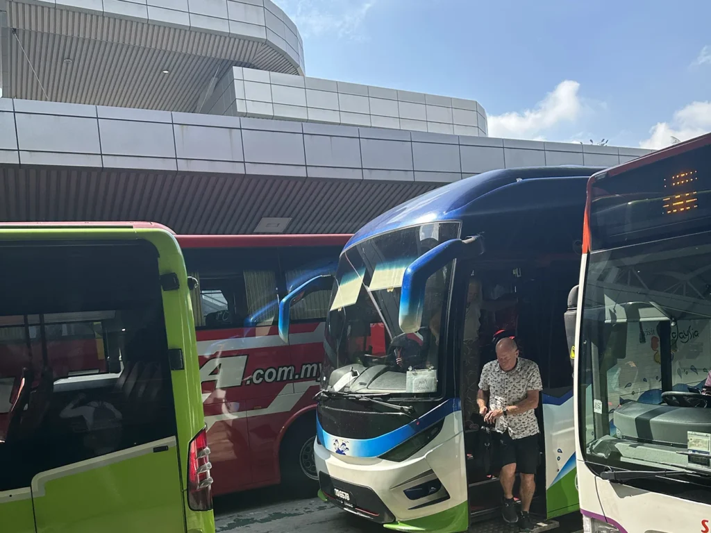 マレーシア側の国境ジョホールバルに到着後バスから降ろされます。この時に焦らず行動するのが大事です。
You need to get off the bus when you arrive at Johor Bahru