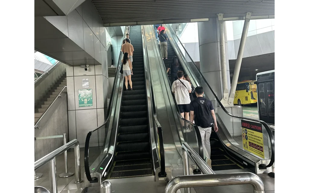 Johor Bahruでバスを降りた後エスカレータを登っていきます