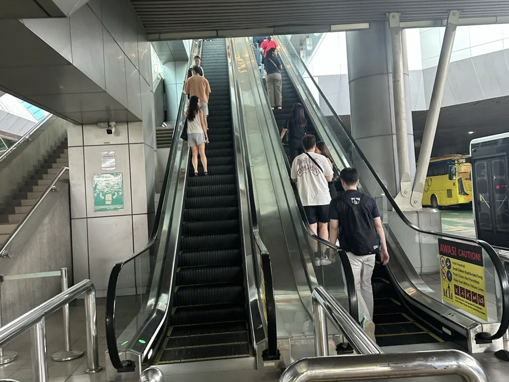 ジョホールバルでは、エスカレーターを上がって入国審査に進みます。
Go up the escalator to the passport control @Johor Bahru